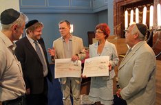1000€ als Grundstock für die dringend notwendige Restaurierung der 150 Jahre alten Torarolle in der Erfurter Synagoge. Weitere Spenden sind dringend Willkommen,sagte der Landesrabbiner Konstantin Pal heute bei der Scheckübergabe. Prof Reinhard Schramm,der Vorsitzende der Jüdischen Landesgemeinde zeigte sich erfreut,das Vertreter der Partei die Linke wieder sofort bereit waren hier ganz praktisch zu helfen. Schon bei der Sanierung der Synagogal Leuchter hatten die Erfurter MdL's ihr schärflein zum gelingen beigetragen.